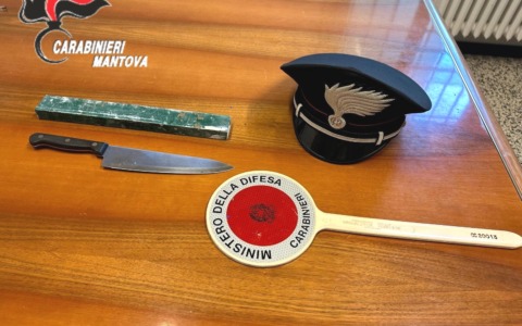 Pubblica per ripicca i video intimi con la ex e poi la minaccia con un tubo di ferro ed un coltello: 20enne arrestato