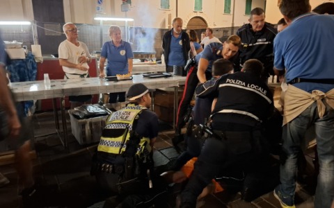 Travagliato, uomo minaccia e aggredisce il sindaco durante la Notte Bianca