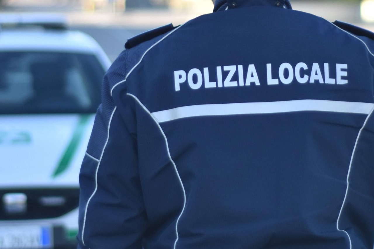 Spacciatori picchiano gli agenti della Polizia Locale: arrestato uno dei due