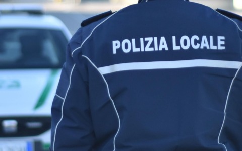 Spacciatori picchiano gli agenti della Polizia Locale: arrestato uno dei due
