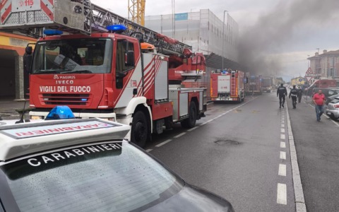 Incendio a Rovato: fiamme domate dopo ore di lavoro, in corso la messa in sicurezza