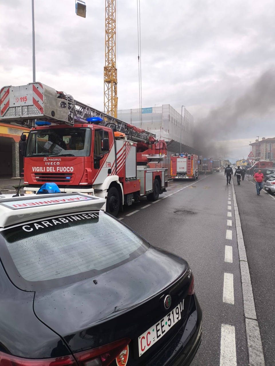 Incendio a Rovato: fiamme domate dopo ore di lavoro, in corso la messa in sicurezza