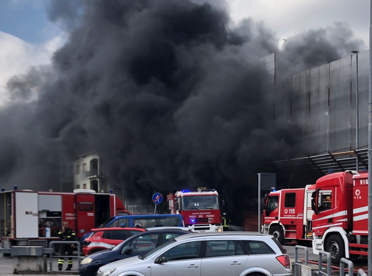Rovato, incendio domato, mercoledì riapriranno le scuole