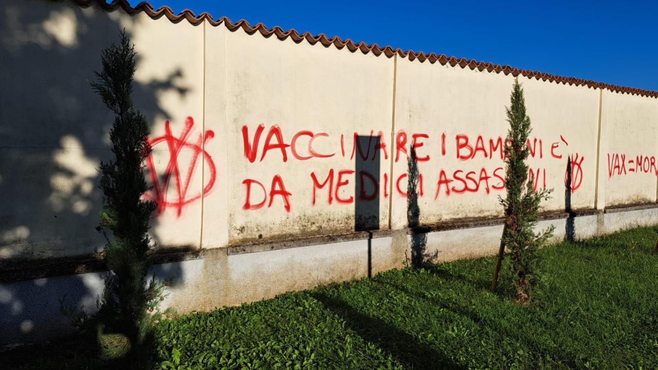 Scritte no vax al cimitero di Cologne