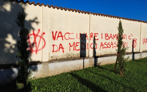 Scritte no vax al cimitero di Cologne