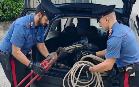 Padre e figlio minorenne sorpresi a rubare rame: trovati 50 kg di materiale nel bagagliaio