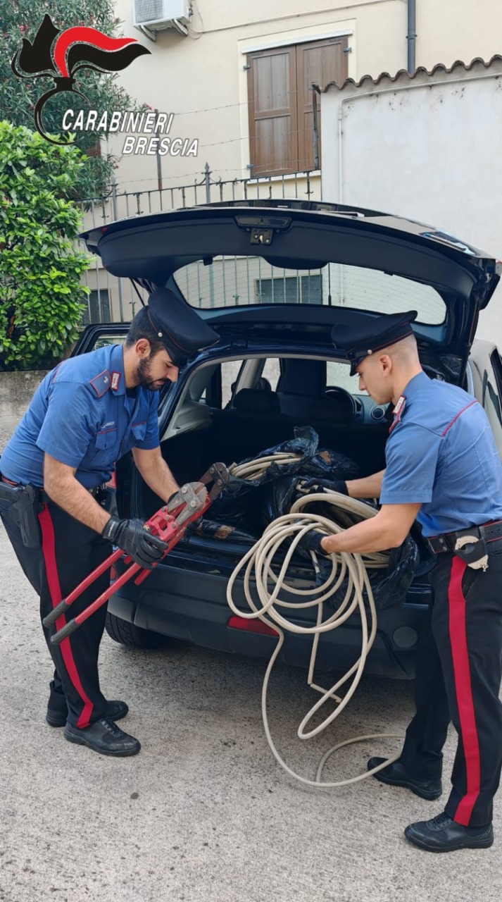 Padre e figlio minorenne sorpresi a rubare rame: trovati 50 kg di materiale nel bagagliaio