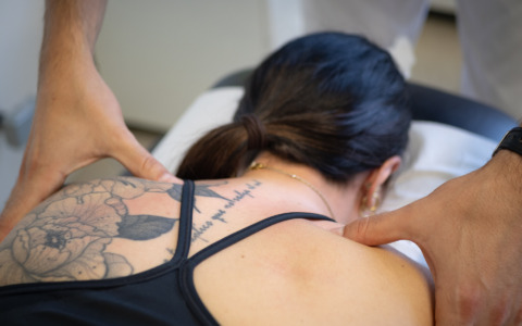 Mal di Schiena da Ufficio: La Guida Pratica dell’Osteopata per i Lavoratori di Brescia