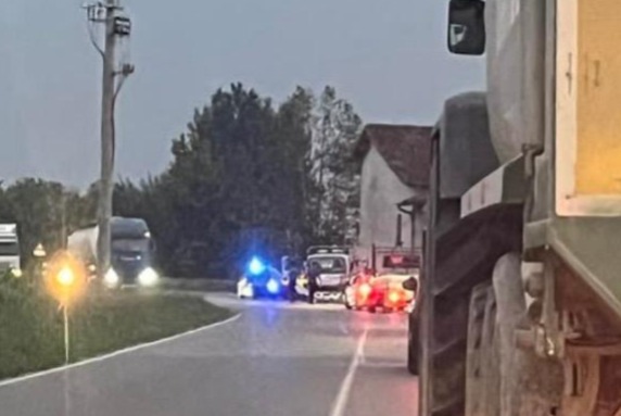 L’incidente e poi la corsa in ospedale per il parto