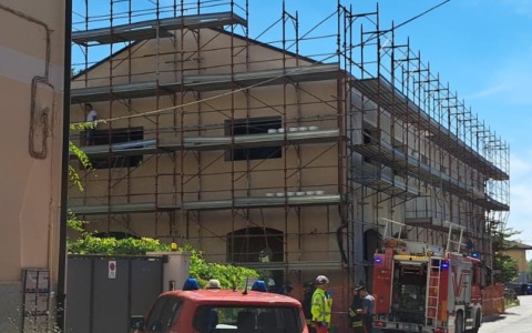 Operai minacciano di buttarsi dall’impalcatura: “Non siamo stati pagati”