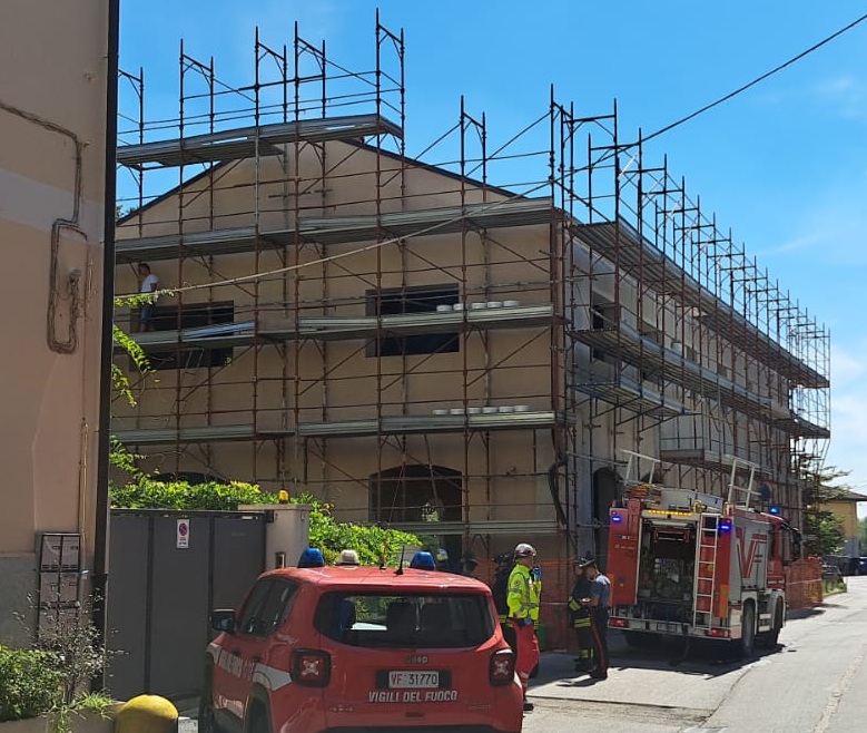 Operai minacciano di buttarsi dall’impalcatura: “Non siamo stati pagati”