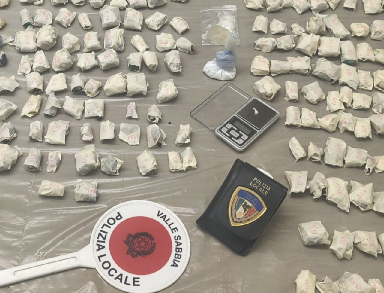 Pusher si barrica in casa e getta la cocaina nello scarico: scatta la denuncia