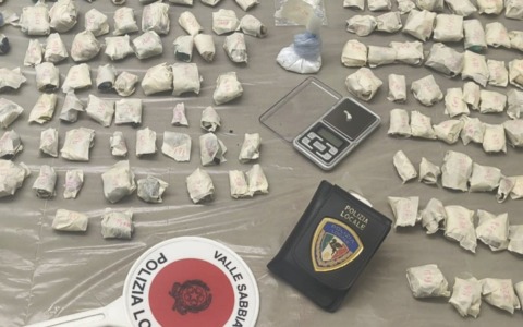 Pusher si barrica in casa e getta la cocaina nello scarico: scatta la denuncia