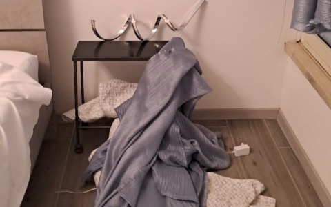 Sfascia la camera del B&B e se ne va senza pagare