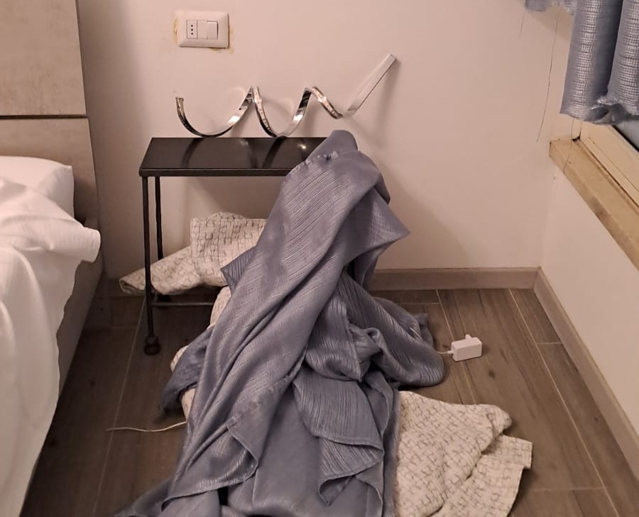 Sfascia la camera del B&B e se ne va senza pagare