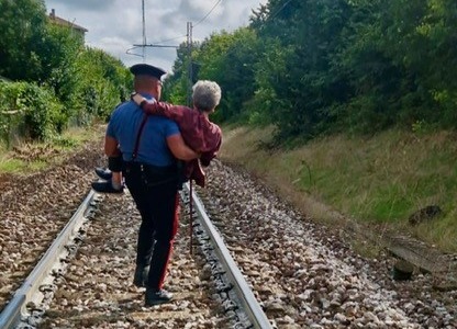 Mantova, anziana malata di Alzheimer salvata dai Carabinieri sui binari