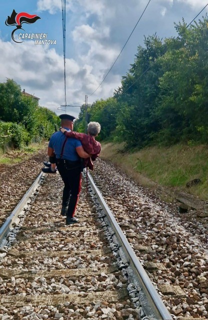 Mantova, anziana malata di Alzheimer salvata dai Carabinieri sui binari