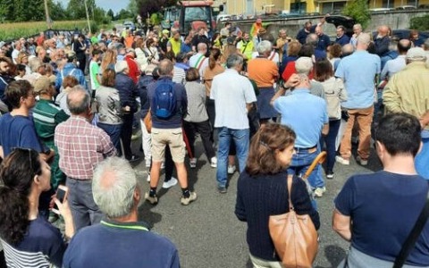 Offlaga, in duecento per dire “No” all’impianto di rifiuti