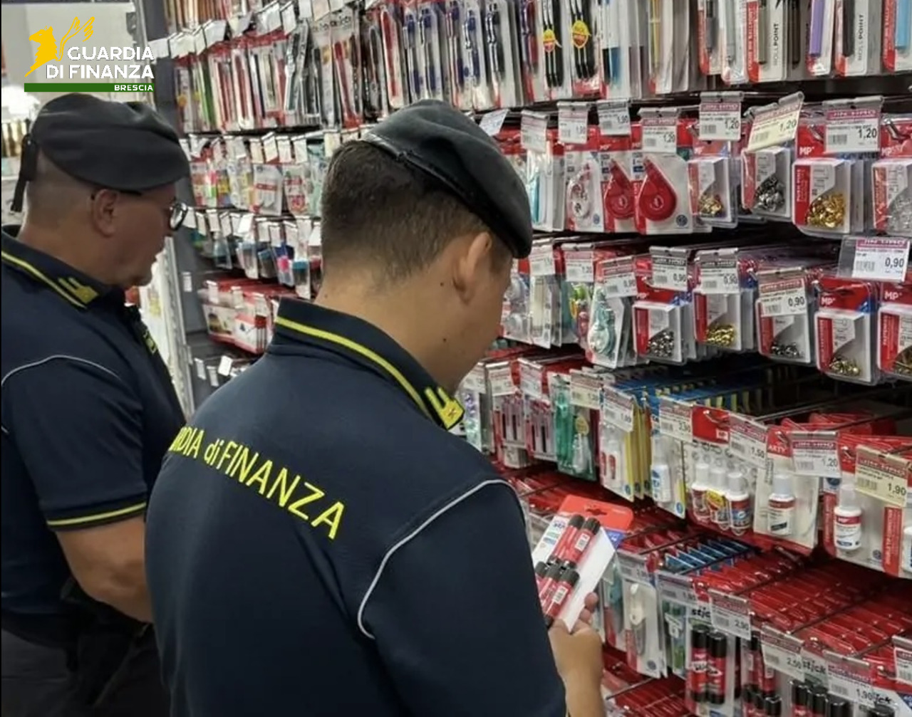Brescia, maxi operazione: sequestrati 3 milioni di articoli scolastici irregolari, multe per 45mila euro