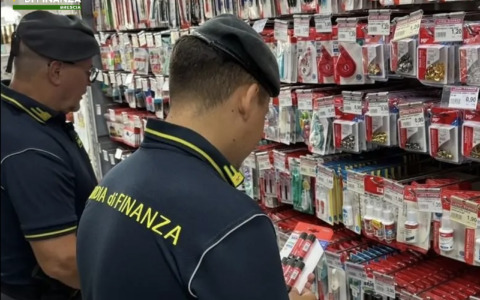 Brescia, maxi operazione: sequestrati 3 milioni di articoli scolastici irregolari, multe per 45mila euro