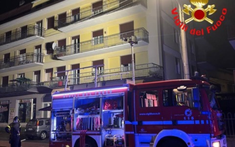 A fuoco la soffitta di un condominio, i Vigili del Fuoco al lavoro tutta la notte