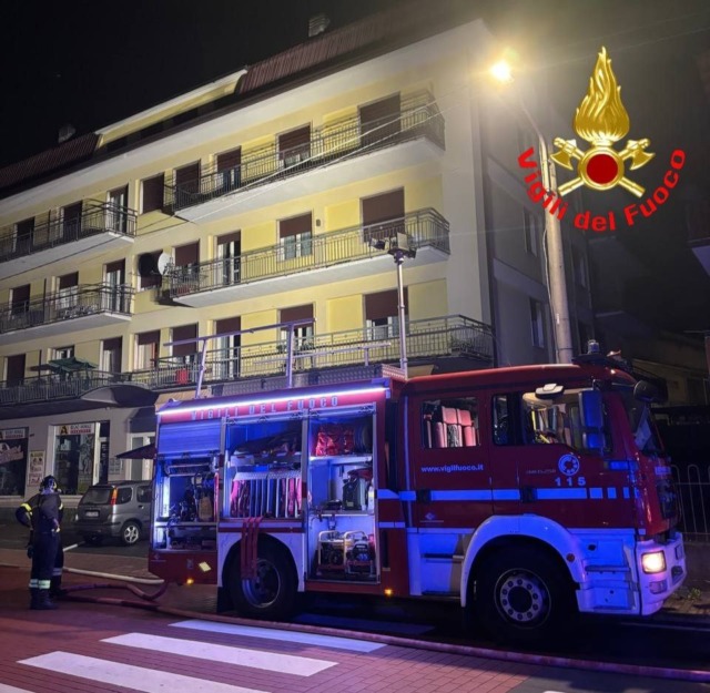 A fuoco la soffitta di un condominio, i Vigili del Fuoco al lavoro tutta la notte