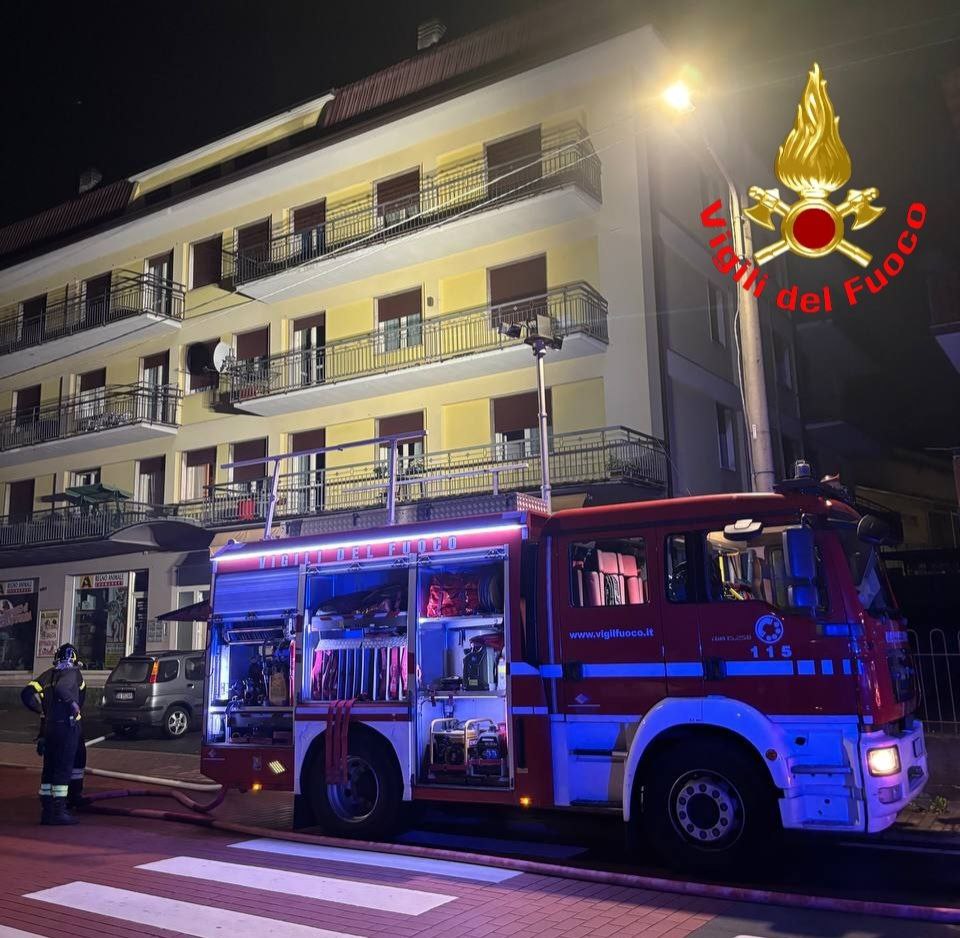 A fuoco la soffitta di un condominio, i Vigili del Fuoco al lavoro tutta la notte