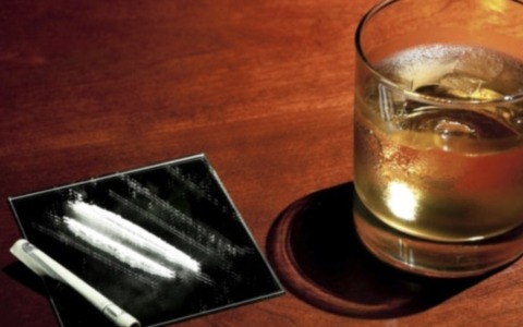 Al volante sotto l’effetto di alcol e droga con tre bottiglie in auto: ritirata la patente ad una donna