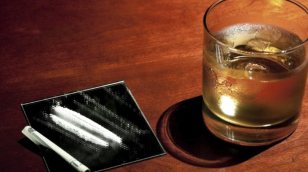 Al volante sotto l’effetto di alcol e droga con tre bottiglie in auto: ritirata la patente ad una donna