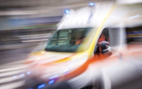 Alle prese con un bancale di bottiglie al supermercato, operaio rimane ferito