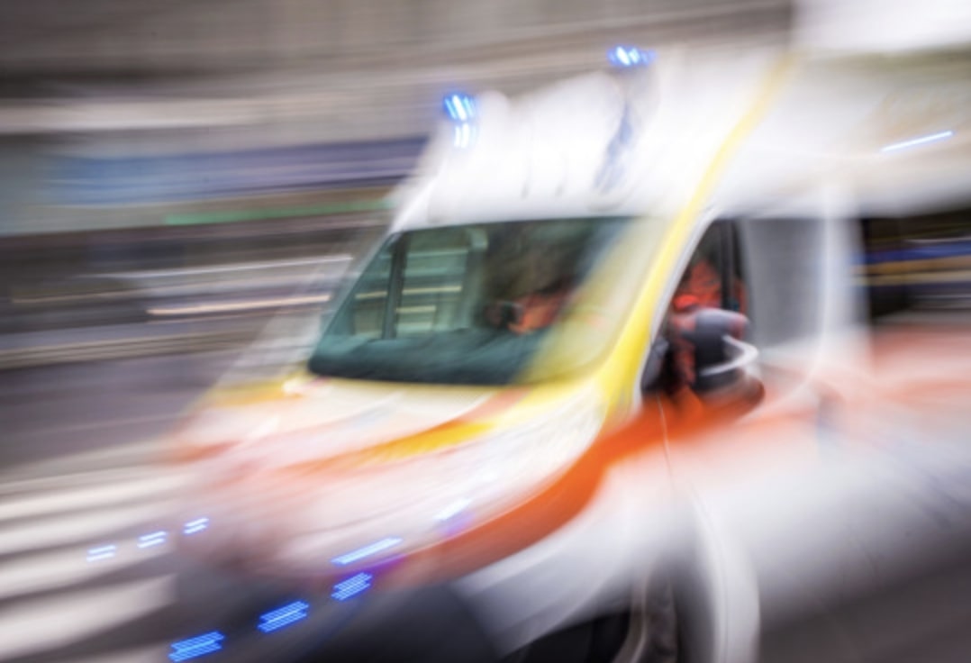 Alle prese con un bancale di bottiglie al supermercato, operaio rimane ferito