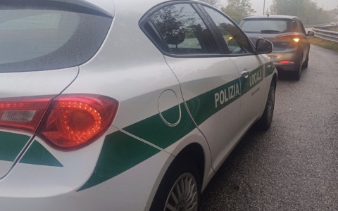 Anziano vaga disorientato in tangenziale: la Polizia Locale lo riporta dalla famiglia