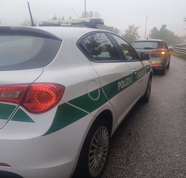 Anziano vaga disorientato in tangenziale: la Polizia Locale lo riporta dalla famiglia