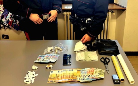 Arrestato 37enne per spaccio: in casa trovati oltre mille euro in contanti
