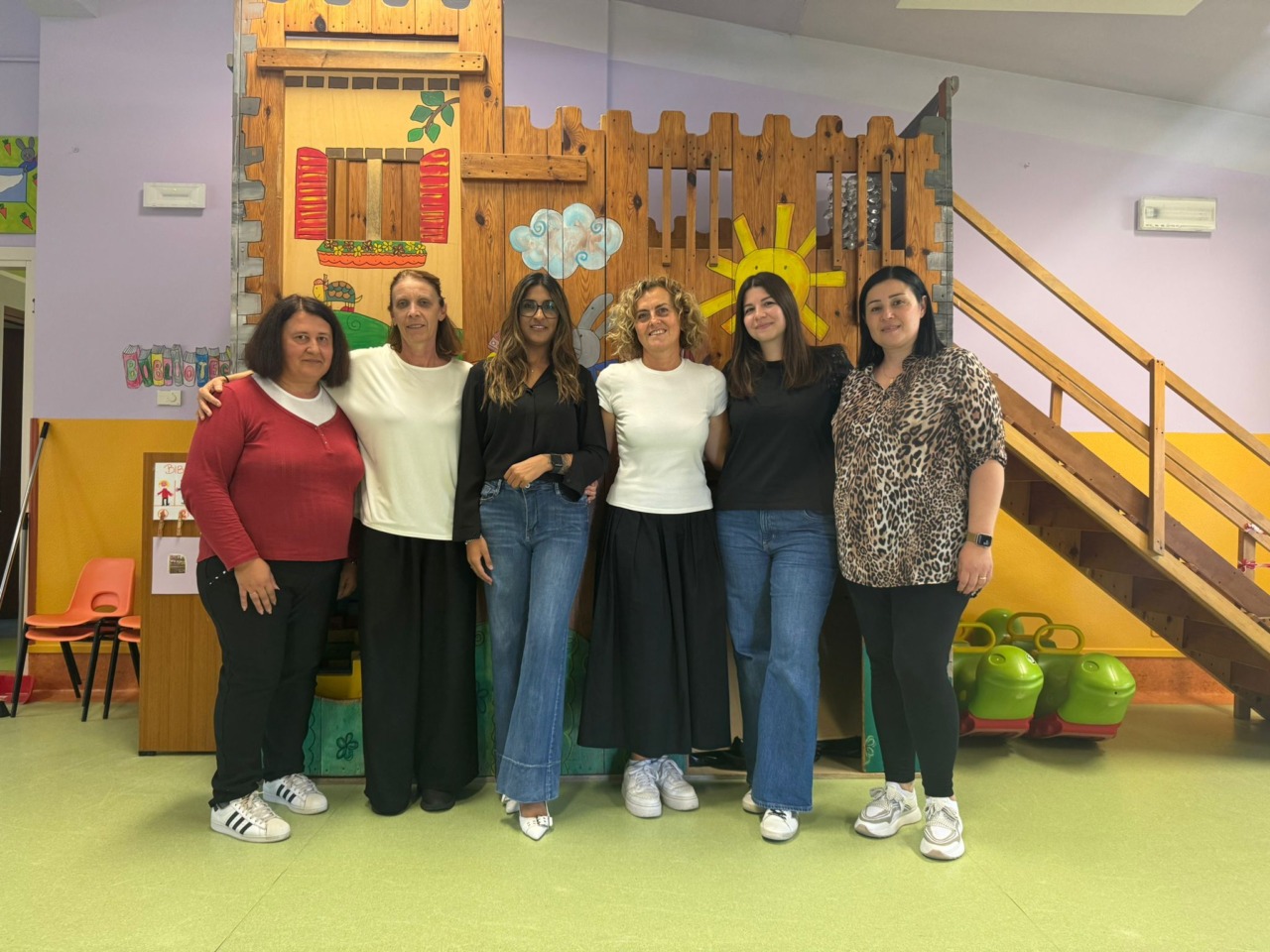 Una madre ringrazia la scuola ridipingendola a sue spese: quando l’integrazione parla con i fatti