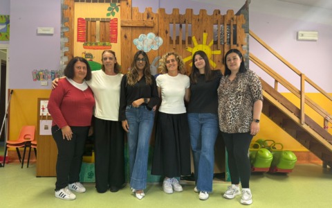 Una madre ringrazia la scuola ridipingendola a sue spese: quando l’integrazione parla con i fatti