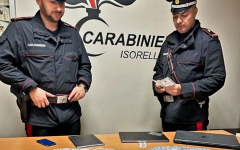 Beccato con carta d’identità e banconote false, arrestato