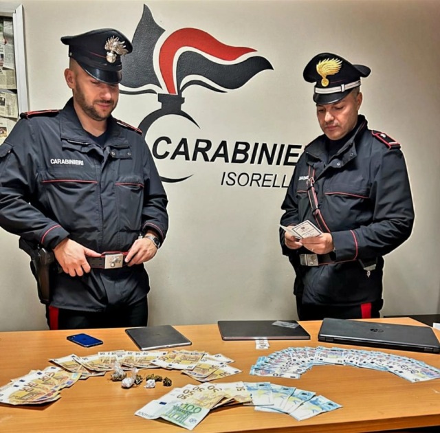 Beccato con carta d’identità e banconote false, arrestato