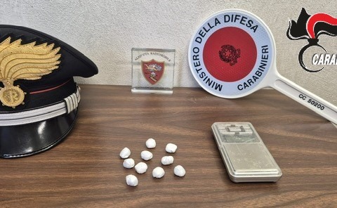 Carabiniere preso a pugni da un 37enne beccato in auto con la cocaina: scatta l’arresto