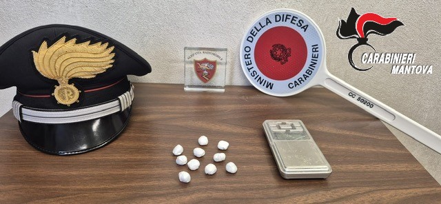 Carabiniere preso a pugni da un 37enne beccato in auto con la cocaina: scatta l’arresto