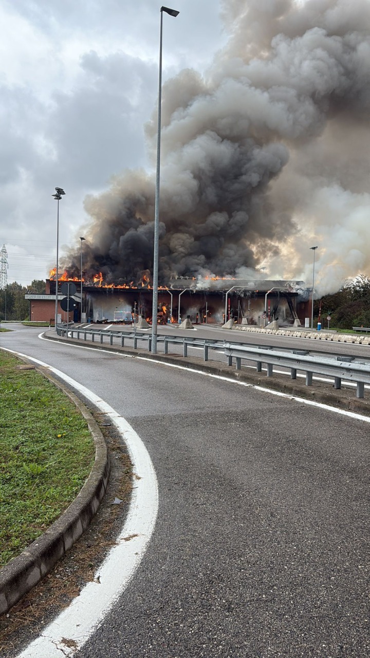 Casello autostradale Brescia Sud a fuoco