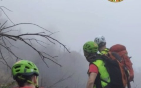 Colpita da un sasso a 1.300 metri di quota: l’intervento del Cnsas a Casto