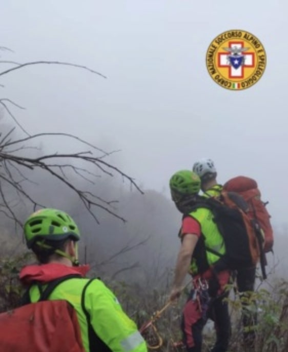 Colpita da un sasso a 1.300 metri di quota: l’intervento del Cnsas a Casto