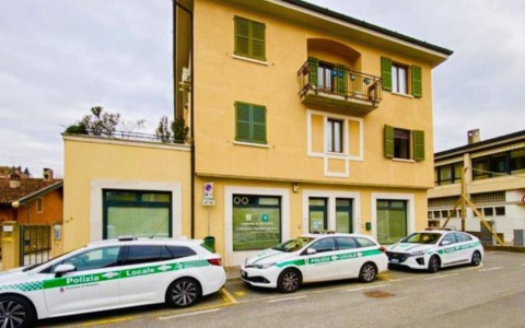 Con la droga in tasca e sotto l’effetto di alcol dalla Locale con fare provocatorio: scatta la denuncia