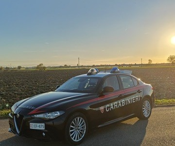 Dà alle fiamme un cumulo di rifiuti, denunciato un 23enne