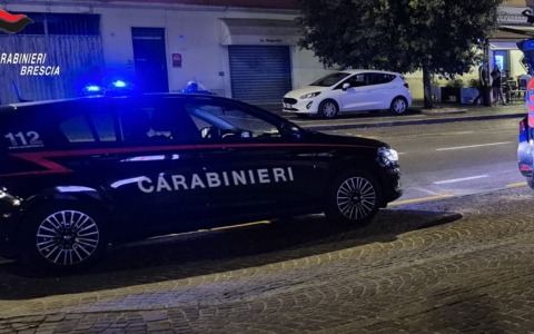 Dà alle fiamme un’auto e un furgoncino per vendetta: 36enne finisce in carcere