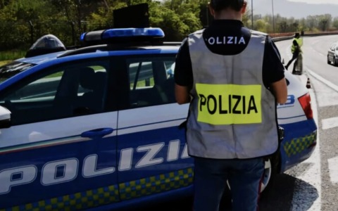 Denunciato un 40enne irregolare sul territorio trovato con droga e con un’auto rubata