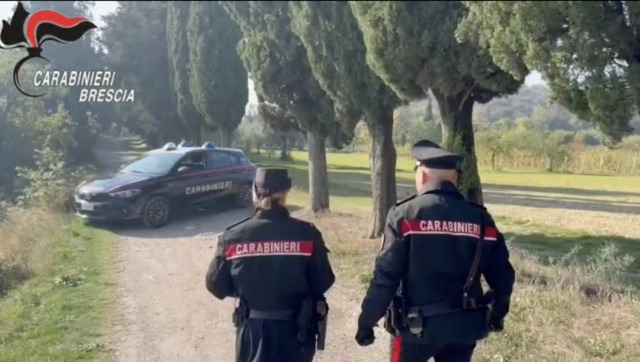 Donna trovata a terra con mani e piedi legati: arrestati due uomini