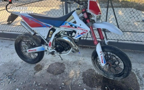 Finisce con il ciclomotore nel canale, paura per un 15enne