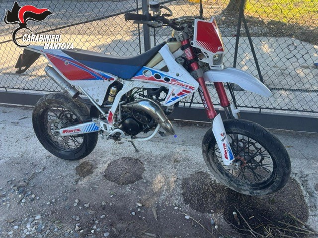 Finisce con il ciclomotore nel canale, paura per un 15enne